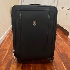 Victorinox Werks Traveler Flyer Softside Black Carry-on Luggage like new